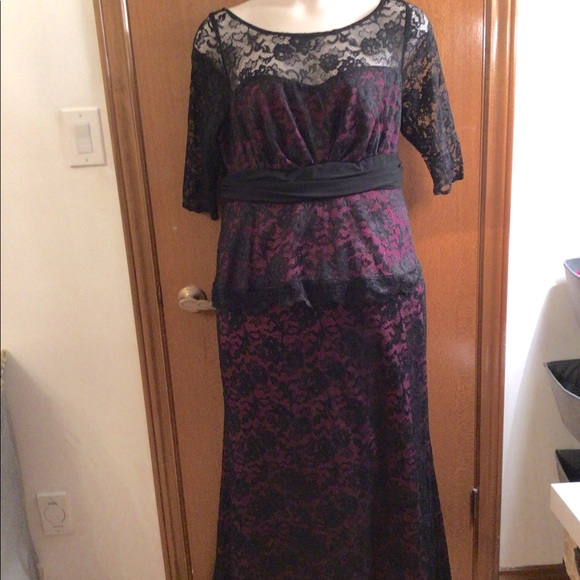 Plus size lace evening dress - Picture 4 of 7